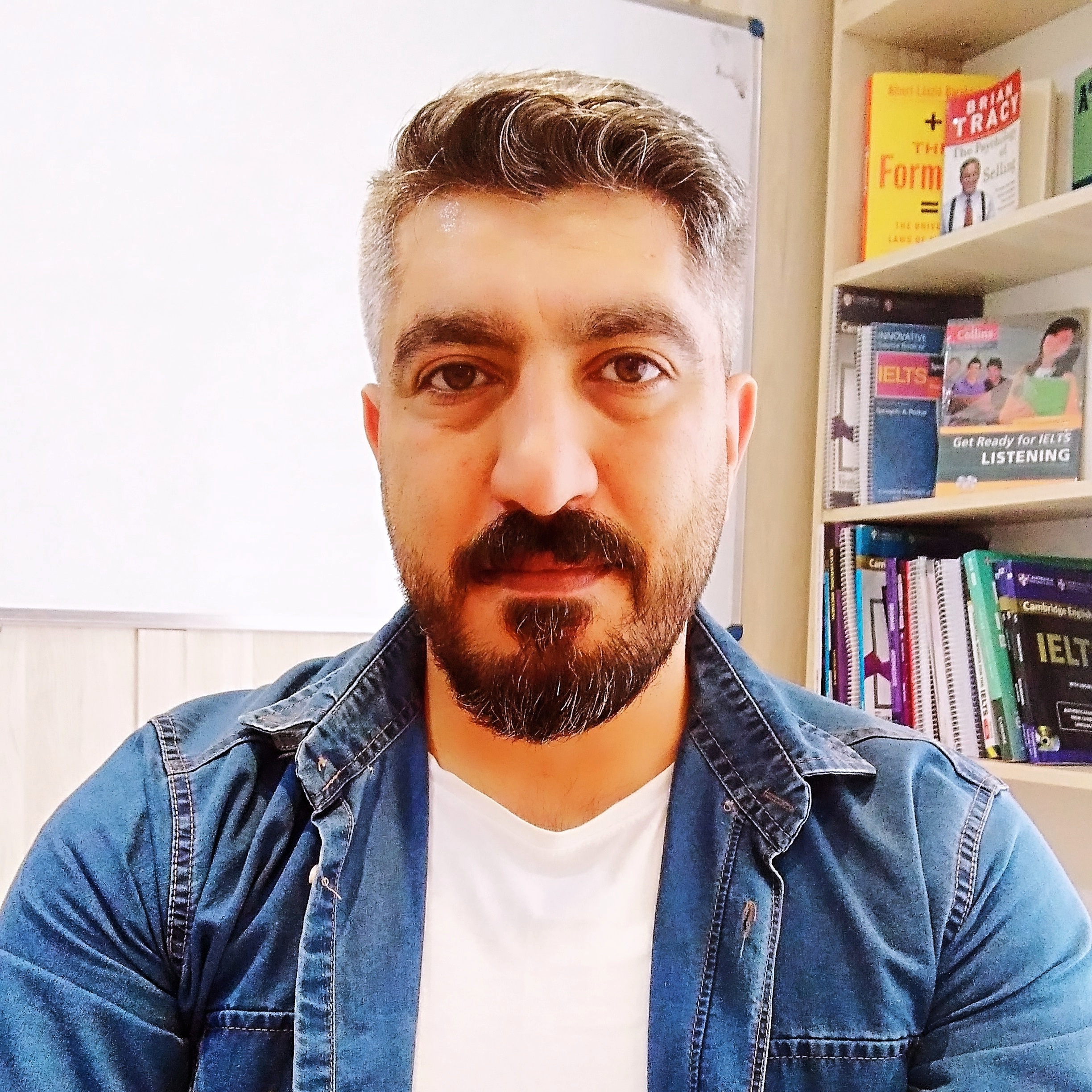 چگونه در آزمون اسپیکینگ آیلتس مثل ربات حرف نزنیم؟  اینتونیشن، لهجه و فلوئنسی با روش استاد مهرداد صابر